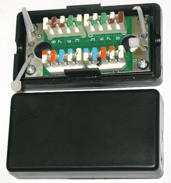 Spojovací box UTP Cat5E zárezová - patchbox